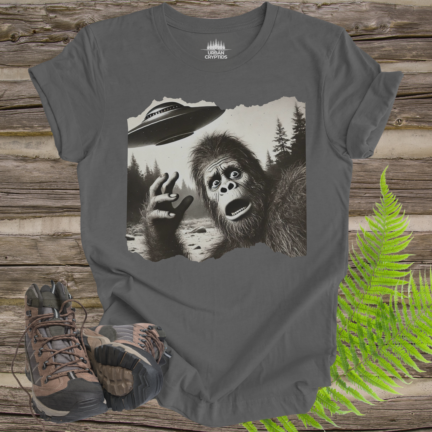 Close Encounter of the Squatch Kind – Bigfoot UFO Panic Tee
