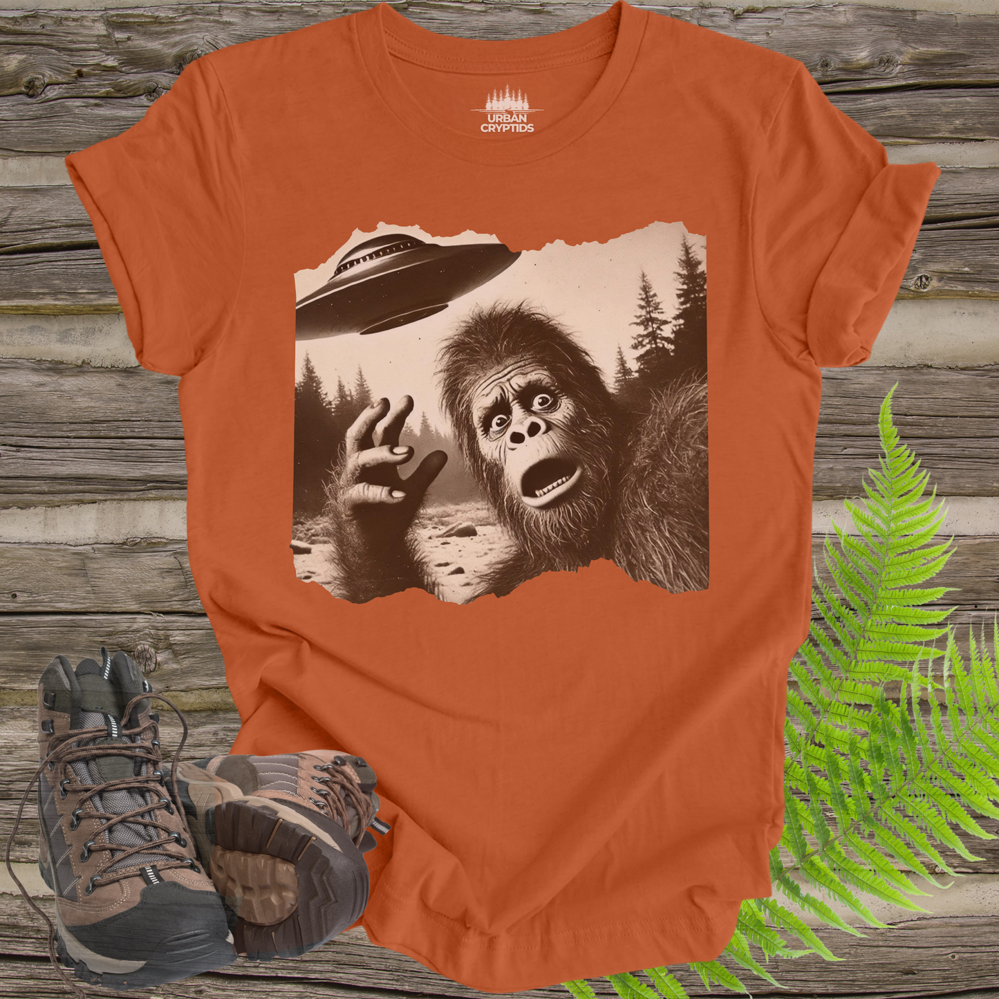 Close Encounter of the Squatch Kind – Bigfoot UFO Panic Tee