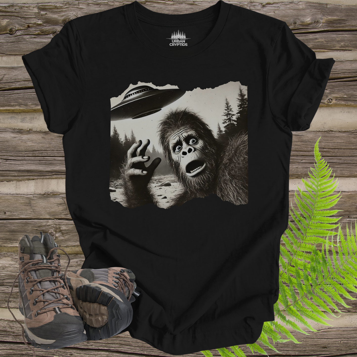 Close Encounter of the Squatch Kind – Bigfoot UFO Panic Tee