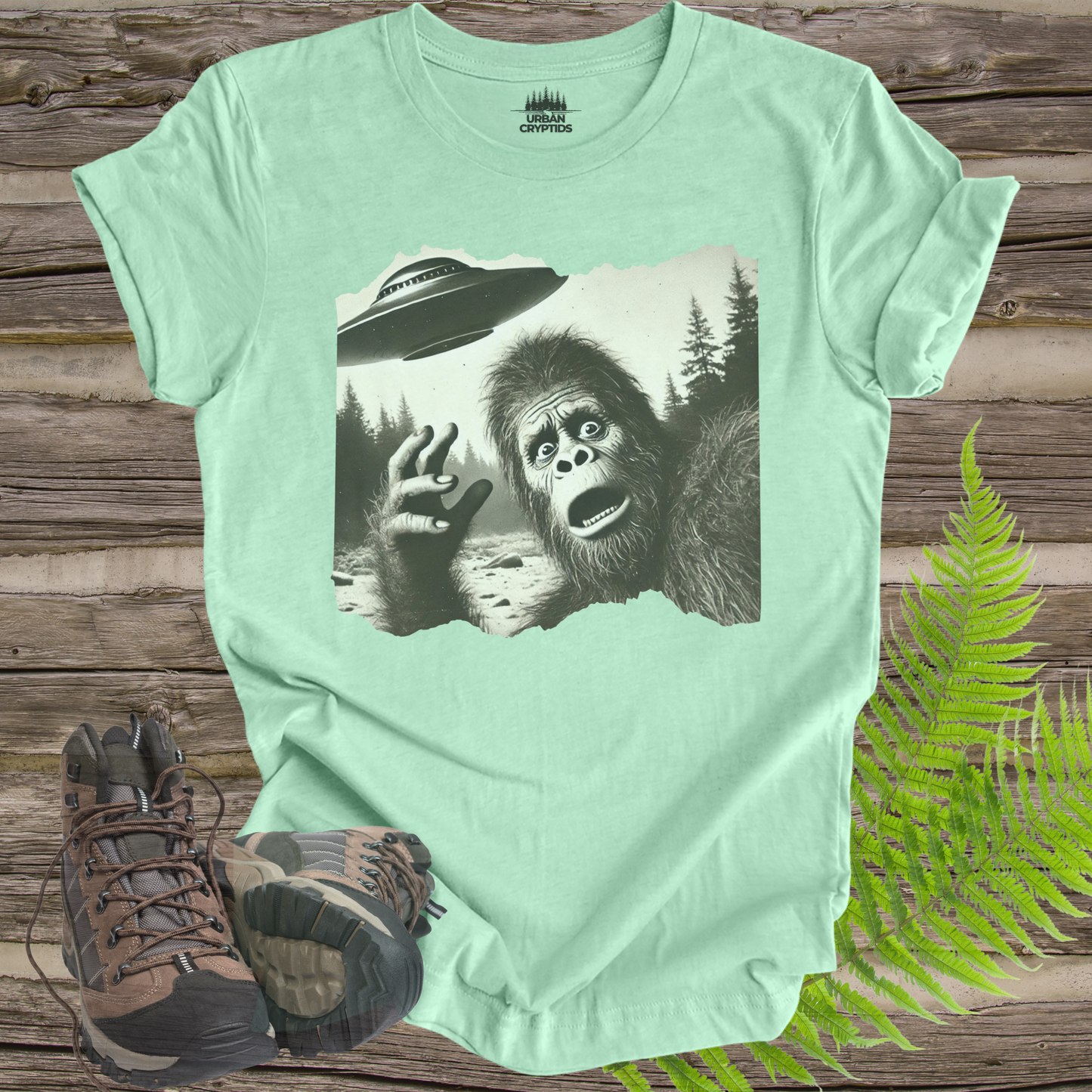 Close Encounter of the Squatch Kind – Bigfoot UFO Panic Tee