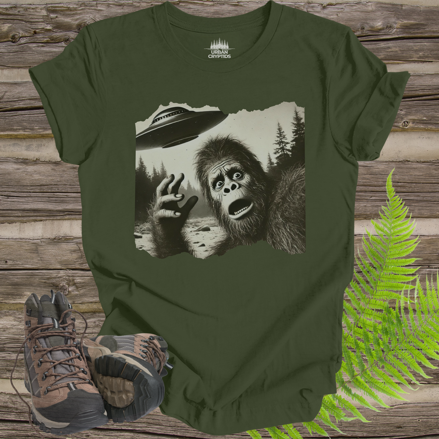 Close Encounter of the Squatch Kind – Bigfoot UFO Panic Tee