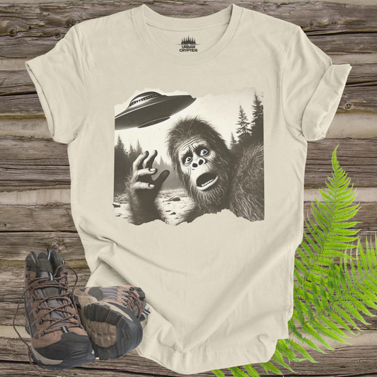 Close Encounter of the Squatch Kind – Bigfoot UFO Panic Tee